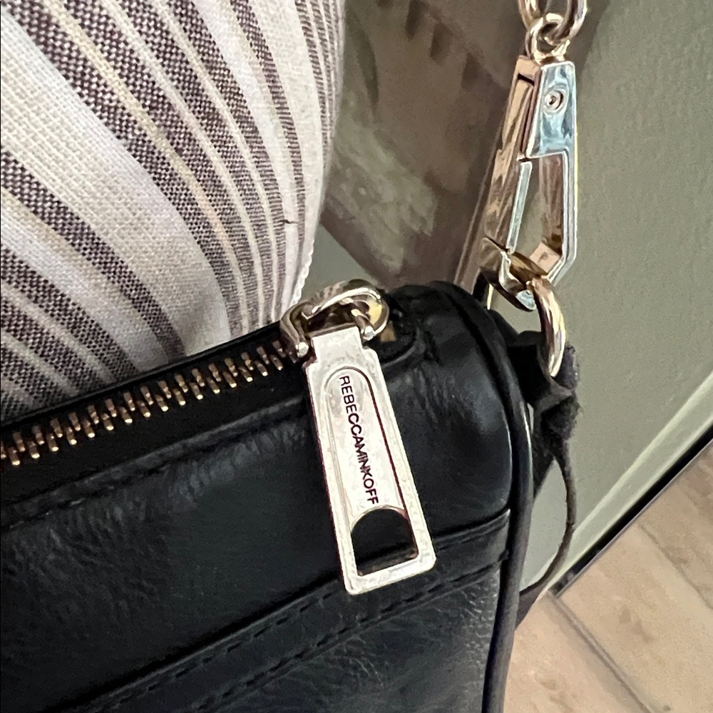 🛑 1 hour sale. Rebecca Minkoff, Black Leather Crossbody Bag w/ Gold tone accents - Picture 9 of 9